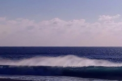 La Réunion : des vagues de 3 à 4 mètres, du ciel bleu le matin et des nuages l'après-midi