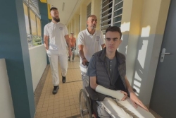 Après un grave accident de la route, Raphaël passe son grand oral du bac en fauteuil roulant à Saint-Benoît