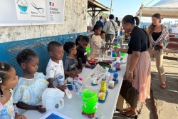 De l'art en déchets plastiques exposé par les élèves d'une école de Pamandzi à la gare maritime de Dzaoudzi