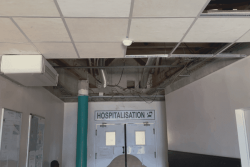 VIDEO. Des soignants et des patientes résignés face au délabrement de la maternité de Kahani