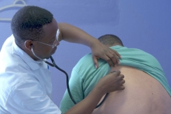 DÉSERT MÉDICAL. “Il a osé venir”, la venue très appréciée d’un médecin burundais à Houaïlou