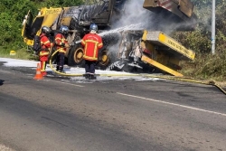 Un camion-grue prend feu sur la route près de Tsimkoura ce samedi