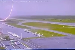 Intempéries : la foudre se déchaîne sur le tarmac du Raizet