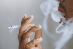 La cigarette bannie à la plage et au parc à partir de ce dimanche