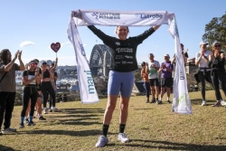 Pour la bonne cause : une Britannique finit une course record de 3 800 km à travers l'Australie