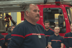 "C'est un passionné, la passion ne s'arrête pas comme ça". Après 43 ans de service, Philippe Arantzabé cède le commandement de la brigade de pompiers de Saint-Pierre à Ghislain Catrou