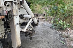 Un chauffeur professionnel déverse illégalement du béton dans une ravine de l’Hermitage