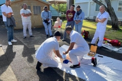 Immersion au cœur du métier d'ambulancier lors d'une journée portes ouvertes au CHU de Saint-Pierre
