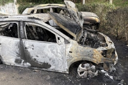 Nouméa : une voiture d’auto-école détruite par le feu près du stade Numa-Daly à Magenta