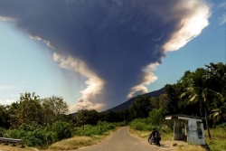 Plus d'une vingtaine de vols annulés après l'éruption d'un volcan en Indonésie