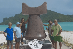 A Maupiti, un "penu" sculpté en pierre de 3 mètres de haut fait l'orgueil des familles de l'île