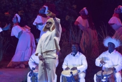 Le chanteur Bad Bunny entame une série de concerts chez lui, à Porto Rico, avec un public survolté