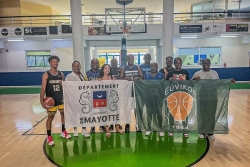 Comment fonctionne un club de basket grec ? 12 membres de Fuz'Ellipse, l'équipe de Cavani, le découvrent à Athènes