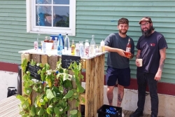 Un producteur de Terre-Neuve initie les résidents de Saint-Pierre-et-Miquelon à son cidre artisanal