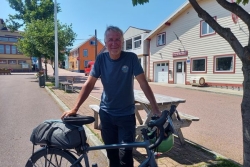 "Je suis venu sur un coup de tête" : cet ancien régisseur de l'émission Ushuaïa en voyage à vélo sur l'archipel