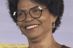 Anna Yearwood décorée chevalier de la Légion d'honneur après 46 ans de service