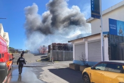 Un incendie ravage un entrepôt commercial à Saint-Pierre