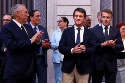Accord Nouvelle-Calédonie : "Tout peut basculer, un drame est toujours possible", dit Manuel Valls après la signature du compromis entre indépendantistes et non-indépendantistes