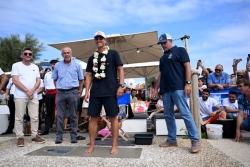 Le Polynésien Kauli Vaast, champion olympique de surf, pose ses empreintes sur une avenue à Anglet