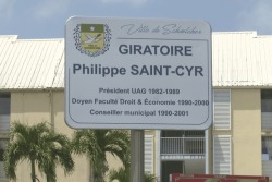Le rond-point du campus de Schoelcher porte désormais le nom de Philippe Saint-Cyr