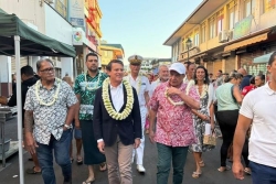 Manuel Valls visite le marché de Papeete et inaugure le pôle de combat de Punaruu