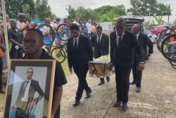 Obsèques Nicolas Dumont : le peloton guadeloupéen regroupé derrière le champion cycliste