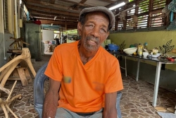 Gros Étienne, 90 ans, sculpteur de mémoire et gardien du bois flotté