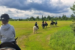 Des Saint-Pierraises en colonie d'équitation à Terre-Neuve