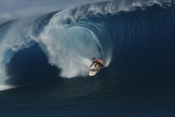 IMAGES - La grosse houle à Teahupoo juste avant la Lexus Tahiti Pro 2025