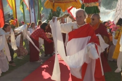 Le moine Matthieu Ricard à La Réunion : une visite spirituelle aux côtés du maître bouddhiste Rabjam Rinpoché