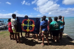 A cause de la houle, pas de bateau pour ramener une vingtaine d'enfants bloqués à Maupiti