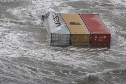 Forte houle : le principal port du Pérou fermé six heures à cause d'une chute de conteneurs