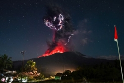 Un volcan indonésien crache une colonne de cendres de 10 kilomètres