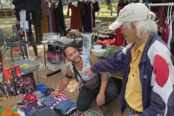 VIDÉO. À la découverte des trésors du vide-greniers de la place des Cocotiers à Nouméa