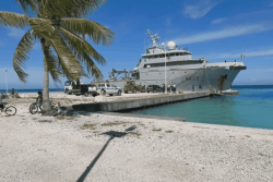 HAO. Les habitants invités à bord du navire de la marine nationale, Le Bougainville