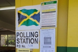 À quelques semaines de la fin de son mandat, le premier ministre de la Jamaïque annonce les élections.