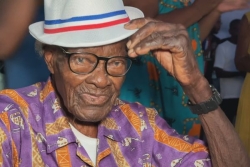 Anniversaire : à 105 ans, "Papa Cozema" force l’admiration !