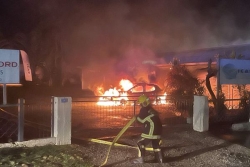 Incendie à Koné : une voiture en feu dans un parking endommage un bâtiment