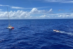 Naufrage aux îles Sous-le-Vent : deux plaisanciers secourus, leur bateau semi-immergé reste un danger