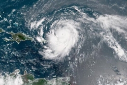 Ouragan Erin : classé en catégorie 4, il frôle les îles du nord à 200 km