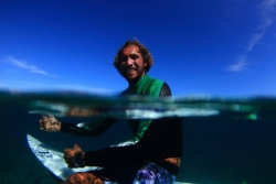 Teahupoo rend hommage à Raiponi Pua, passionné de surf et de son fenua