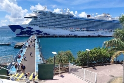 "Je suis juste contente d'être ici" : des croisiéristes ravis de leur escale-surprise en Martinique