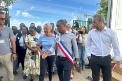 Une semaine avant la rentrée, la ministre Élisabeth Borne constate les dégâts encore bien présents dans une école de Majicavo-Lamir