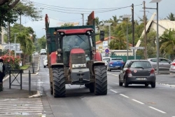Campagne sucrière : tracteurs et remorques de cannes contraints de passer par le centre-ville de Sainte-Suzanne