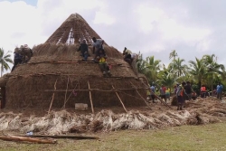 VIDÉO. À la tribu de Xepenehe, la construction de la case du chef comme un passage de témoin