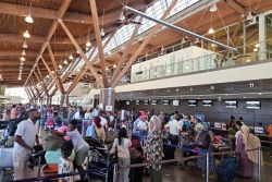 "12h d'attente avec des enfants, sans hébergement, sans être nourri" : la colère d'une passagère d'un vol Dzaoudzi Paris