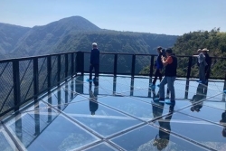 Une nouvelle passerelle en verre suspendue au Belvédère de Bois Court, à la Plaine-des-Cafres