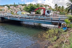 Lutte contre l'habitat indigne : destruction d'un abri de fortune sous le Pont Francisco de Fort-de-France
