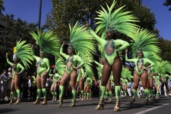 Record pour les 49 ans du carnaval de Notting Hill à Londres avec 2 millions de personnes présentes