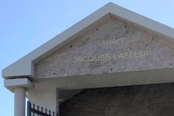 Classement sans suite dans l'enquête pour "violation de sépulture" sur la tombe de Jacques Lafleur à Nouméa